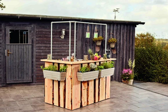 Rustikale Gartenbar aus Holz
